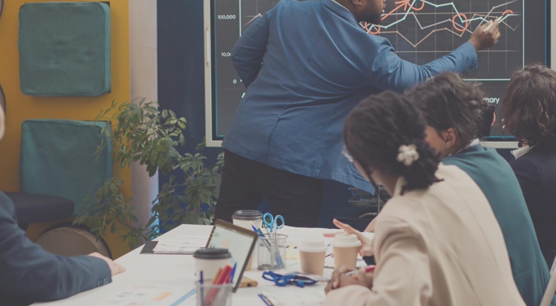 Espace de travail avec documents financiers et calculatrice