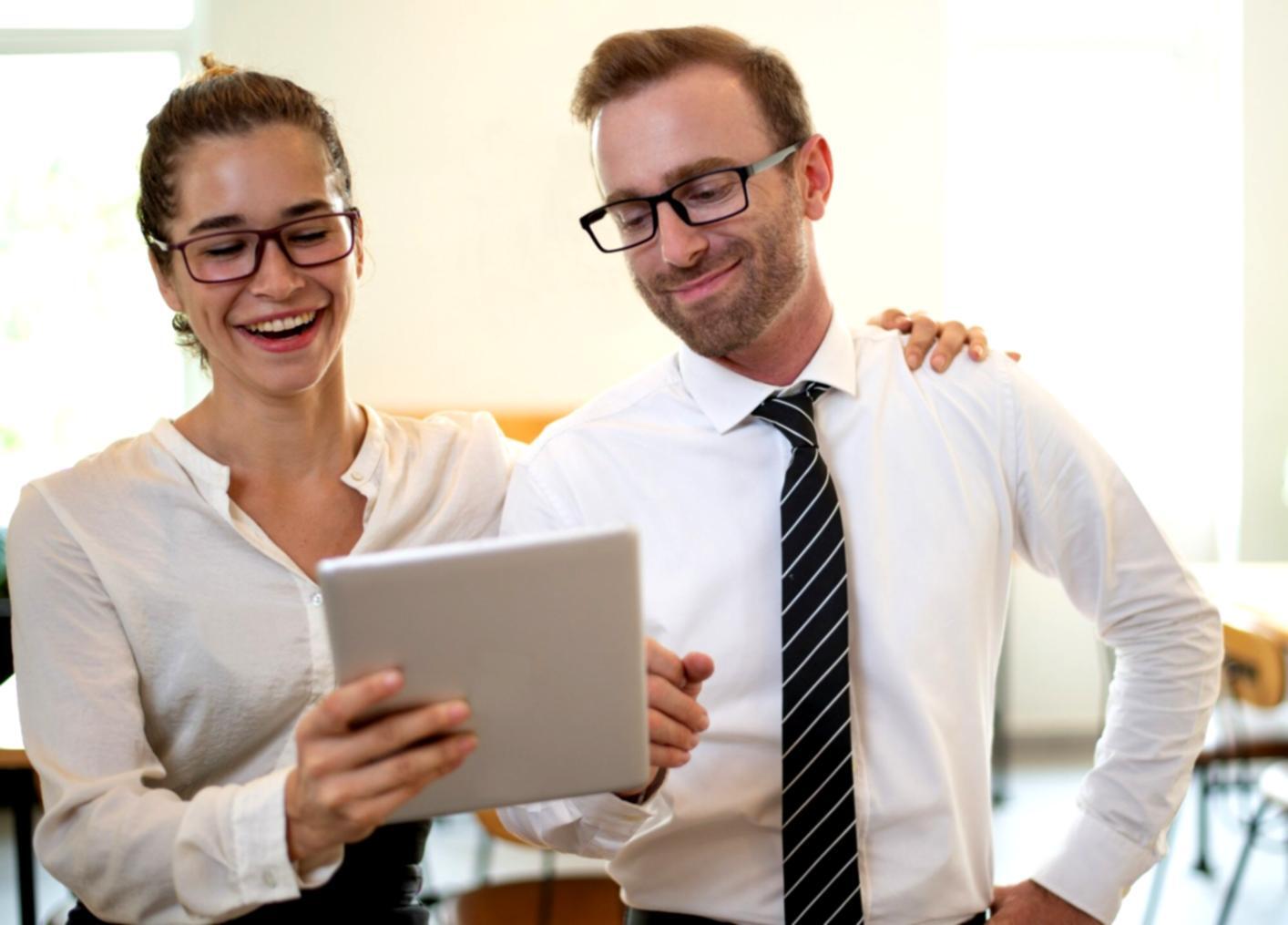 Session de formation en groupe avec tableaux financiers